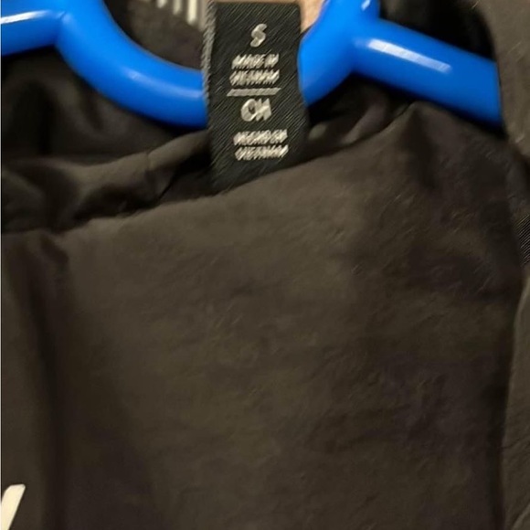 DKNY - Picture 4 of 6